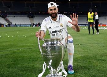 بنزيما يتفوق على محمد صلاح ويفوز بجائزة أفضل لاعب في العالم من جلوب سوكر