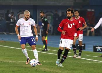 محمد صلاح يهدي جائزة أفضل لاعب في مباراة بلجيكا لزميله في منتخب مصر
