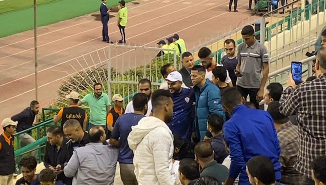 إمام عاشور يظهر دون النيولوك الجديد ويتلقط الصور مع الجماهير قبل مباراة انبي