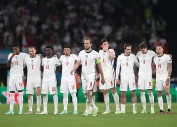 الاتحاد الإنجليزي يرضخ لقرار فيفا بشأن ارتداء الشارة الملونة في مونديال قطر