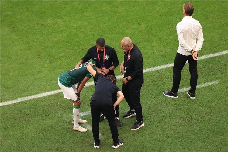 خروج سلمان الفرج متأثر ا بالإصابة في مباراة الأرجنتين والسعودية