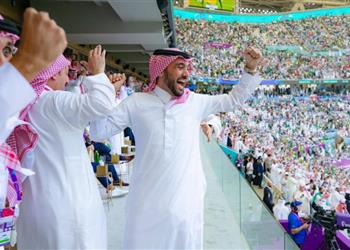 صورة رد فعل وزير الرياضة السعودي بعد الفوز التاريخي على الأرجنتين