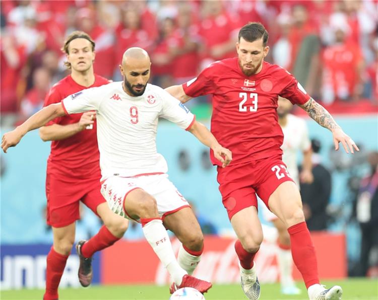عصام الجبالي لاعب منتخب تونس من مباراة الدنمارك بكأس العالم