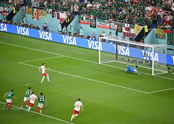 فيديو أوتشوا ينقذ المكسيك ويمنع ليفاندوفسكي من تسجيل هدفه الأول في كأس العالم