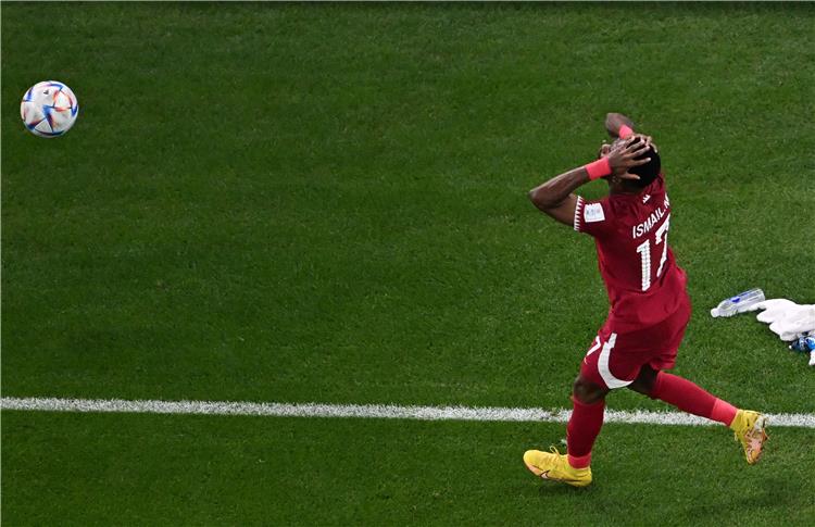 اسماعيل محمد لاعب منتخب قطر من مباراة السنغال بكأس العالم