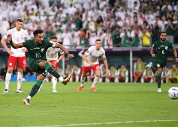 فيديو سالم الدوسري يهدر ركلة جزاء للسعودية أمام بولندا