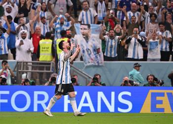 فيديو ميسي يعادل مارادونا ويعطي قبلة الحياة للأرجنتين بفوز أمام المكسيك في مونديال قطر