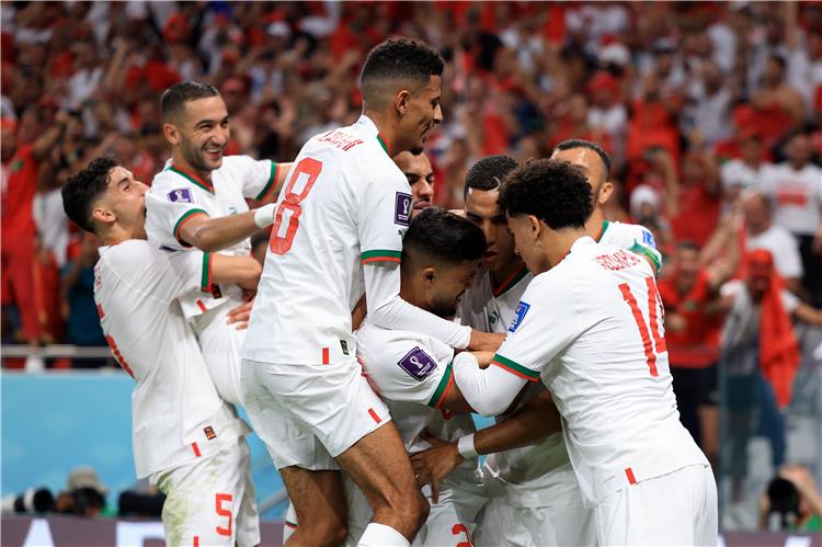 فرحة لاعبي المغرب بعد تسجيل هدف في مرمى بلجيكا بكأس العالم