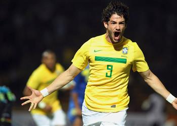 ألكسندر باتو للجماهير السعودية منتخبكم مذهل