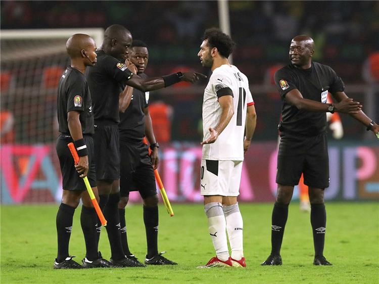 باكاري جاساما حكم مباراة قطر وهولندا