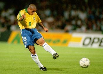 روبيرتو كارلوس لـ فيدال بعد تصريحاته ضد ريال مدريد عندما تلعب لا تلمس الكرة