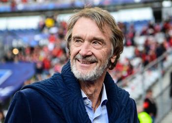 أغنى رجل في بريطانيا يعلن موقفه من شراء ليفربول