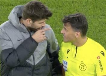 إهانات شديدة تقرير حكم مباراة برشلونة وأوساسونا يكشف سبب طرد بيكيه