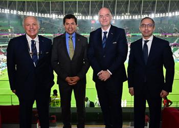 وزير الرياضة يلتقي إنفانتينو خلال مباراة تونس وفرنسا في كأس العالم