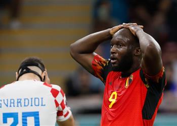 فيديو لوكاكو يحطم زجاج مقاعد البدلاء بعد تأهل كرواتيا والمغرب لثمن نهائي مونديال قطر