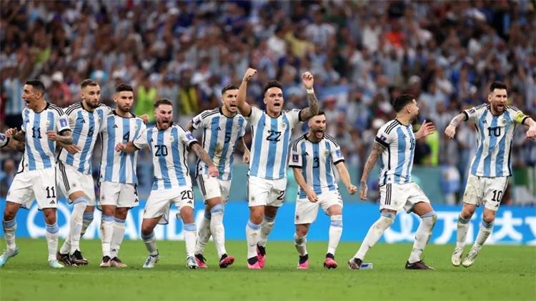 لاعبو الأرجنتين يحتفلون