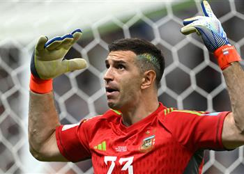 إيميليانو مارتينيز مهاجم ا حكم مباراة الأرجنتين وهولندا شخص مجنون وأراد استبعادنا بسبب إسبانيا