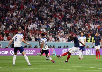 فيديو تسديدة صاروخية تشواميني يسجل هدف فرنسا الأول أمام إنجلترا