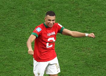 فيديو مبابي يواسي حكيمي ويرتدي قميص المغرب بعد تأهل فرنسا لـ نهائي كأس العالم