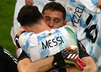 إيميليانو مارتينيز ميسي يستطيع اللعب حتى سن الـ50