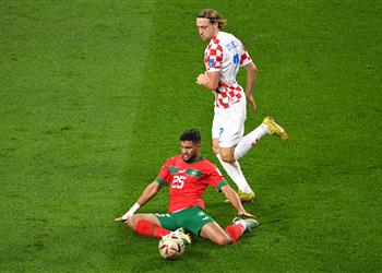 فيديو أشرف حكيمي ولاعبو المغرب يدخلون في مشادة مع الحكم بعد انتهاء مباراة كرواتيا