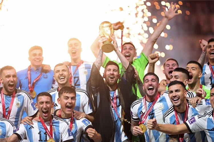 ليونيل ميسي يحتفل بالتتويج بكأس العالم 2022