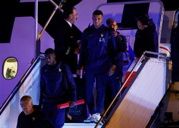 فيديو منتخب فرنسا يصل باريس وسط ترقب جماهيري