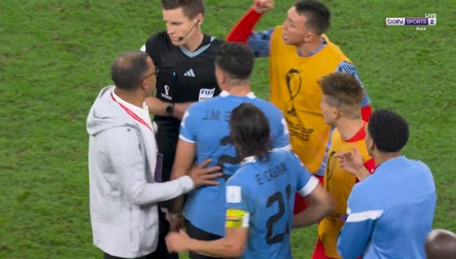 لاعبو أوروجواي يحاولون الاعتداء على الحكم بعد مباراة غانا