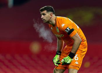 تقارير توضح موقف إيميليانو مارتينيز من مواجهة ليفربول في الدوري الإنجليزي