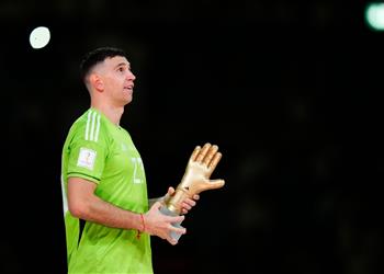 مسؤول فرنسي يطالب فيفا بسحب جائزة أفضل حارس من إيميليانو مارتينيز