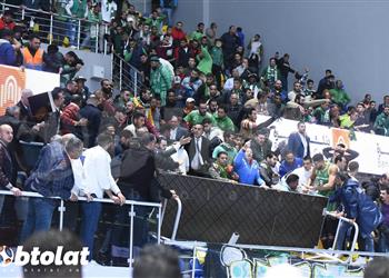 بالصور انهيار م درج وحالات إغماء في مباراة الأهلي والاتحاد بـ صالة حسن مصطفى
