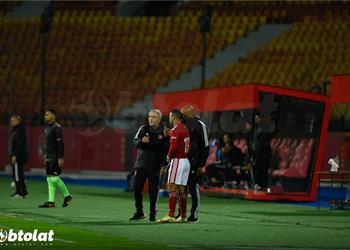 أبو رجيلة ساخر ا من كولر يمسك ورقة ويكتب أمور ا غريبة لم أعد أطيق مشاهدة الدوري المصري