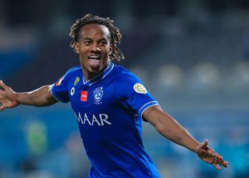 فيديو كاريلو يغادر مباراة الهلال والنصر للإصابة