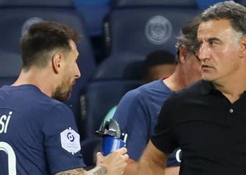 مدرب باريس سان جيرمان يوضح رد فعل مبابي بعد سخرية إيميليانو مارتينيز منه في وجود ميسي
