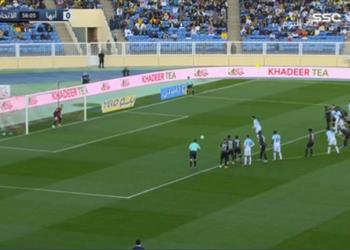 فيديو طارق حامد يتسبب في ركلة جزاء لـ أبها أمام اتحاد جدة وجروهي يتصدى لها