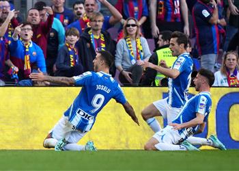 فيديو جدل ماتيو لاهوز لا يتوقف إسبانيول يجبر برشلونة على تعادل تاريخي في ديربي كتالونيا