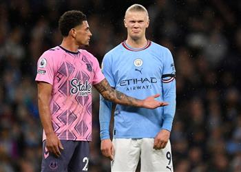 مدافع إيفرتون بعد التعادل مع مانشستر سيتي نجحنا في السيطرة على هالاند