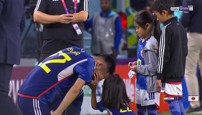 لقطة رائعة .. الابناء يواسون والدهم لاعب اليابان بعد الخسارة امام كرواتيا في كأس العالم