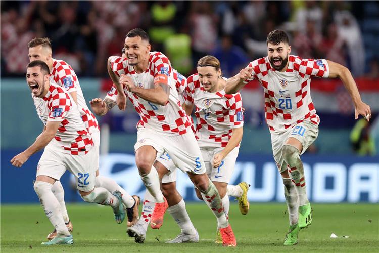 ديان لوفرين يحتفل مع لاعبي كرواتيا بالتأهل على حساب اليابان