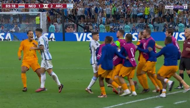 مشاده قوية بين اللاعبين في مباراة الارجنتين وهولندا بكأس العالم