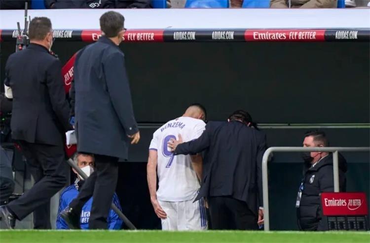 لحظة إصابة كريم بنزيما في مباراة ريال مدريد وإلتشي