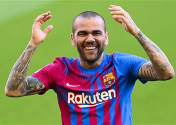 داني ألفيس يرد على عقوبة إيقافه بعد الطرد في مباراة برشلونة وأتلتيكو مدريد