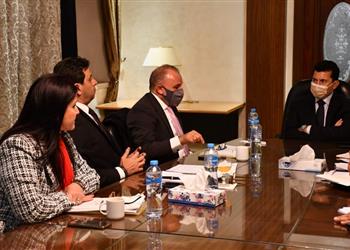 وزير الرياضة يبحث استعدادات مصر لاستضافة كأس العالم لسلاح الشيش