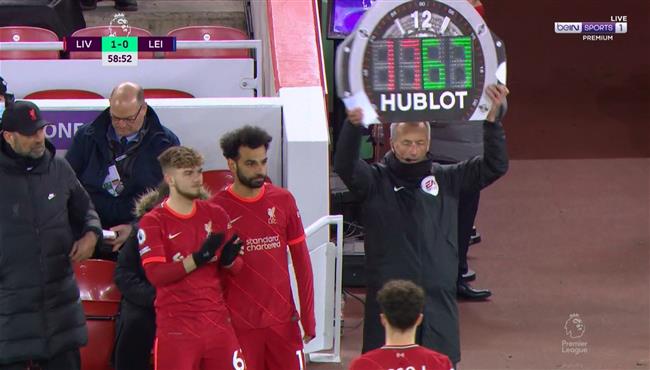 تحية حاره من جماهير ليفربول لمحمد صلاح لحظة نزولة في مباراة ليستر سيتي