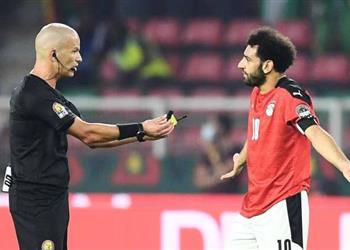 حكم مباراة مصر والسنغال يوضح سبب رد فعله الساخر بعد احتجاج محمد صلاح
