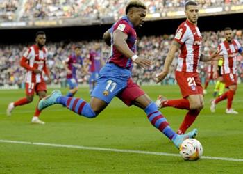 أداما تراوري يغيب عن تدريبات برشلونة قبل الديربي أمام إسبانيول