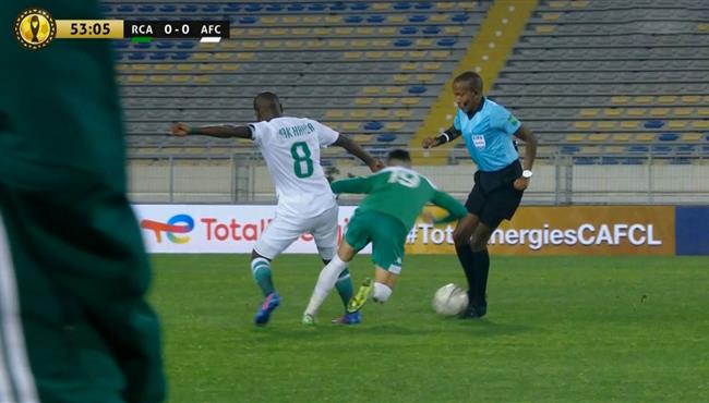 لقطة كويدية للحكم في مباراة الرجاء وامازولو بدوري ابطال افريقيا