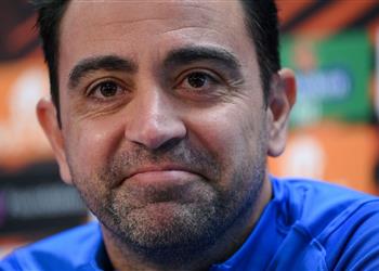 تشافي يدافع عن ميسي ويصر ح أشعر بالحزن عند سماع موسيقى دوري الأبطال