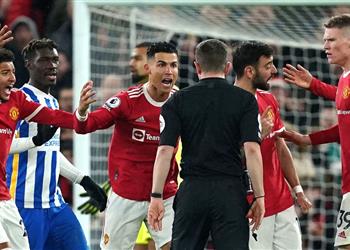 بسبب حكم مباراة برايتون الاتحاد الإنجليزي قد يوقع عقوبة على مانشستر يونايتد