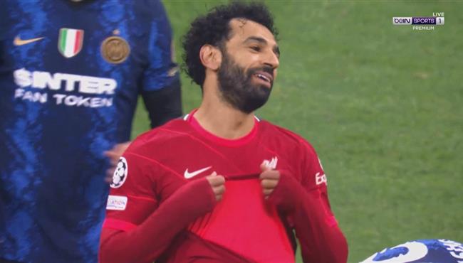 لقطة محمد صلاح والحكم في مباراة ليفربول وانتر ميلان بدوري ابطال اوروبا